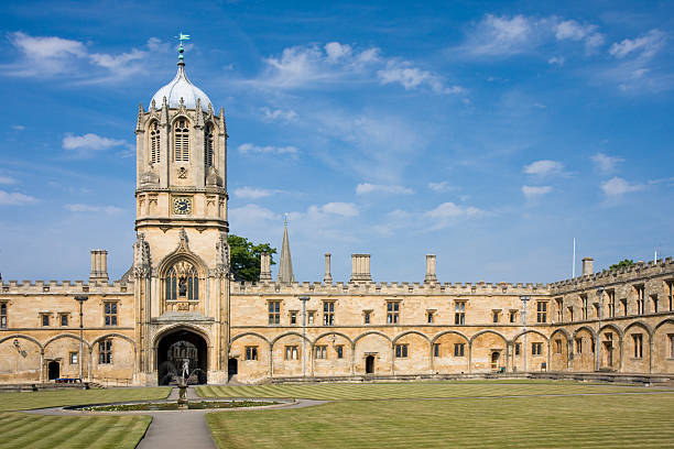 Outside of Christ Church Tom Tower at Oxford University The imposing Tom Tower of Christ Church, Oxford University bell tower tower stock pictures, royalty-free photos & images