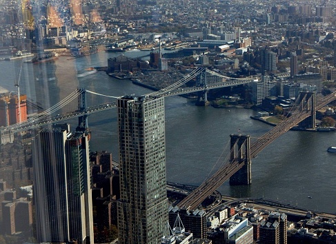 Vista cenital del puente de Manhattan (en inglés, Manhattan Bridge) es un puente colgante que cruza el río Este en la ciudad de Nueva York