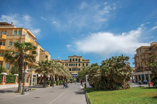 panoramica di un edificio in "piazza anco marzio", la piazza principale di ostia. - di marzio foto e immagini stock