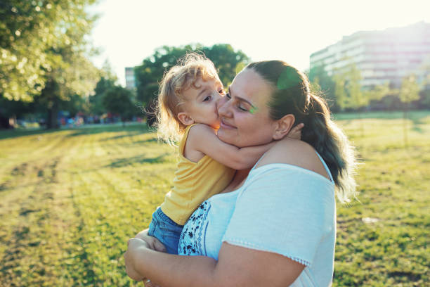 중량이 초과 된 어머니와 공원에서 그녀의 아들 - 무거운 뉴스 사진 이미지