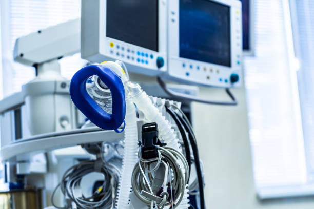 sauerstoffinhalationsgeräte im krankenhauszimmer - medizinisches gerät stock-fotos und bilder
