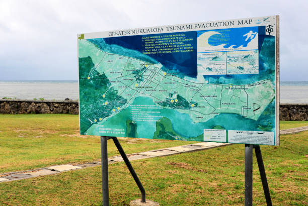 карта эвакуации из тихого океана и цунами, остров тонгатапу, тонга - tonga tsunami стоковые фото и изображения