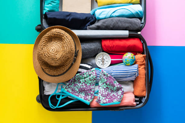 verpakking van een bagage voor een nieuwe reis en reizen voor een lang weekend - packing suitcase stockfoto's en -beelden