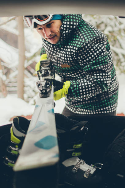 verpackung für den skisport - auto packen für den urlaub winter stock-fotos und bilder