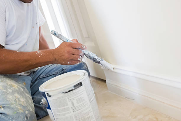 painter painting wood trim - schildersbedrijf stockfoto's en -beelden