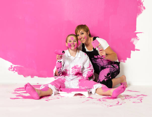 painting a wall at home - shilder stockfoto's en -beelden