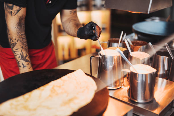 de winkelarbeider van de pannekoek - grillroom stockfoto's en -beelden