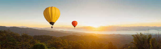 ballons colorés panorama flottant dans le ciel dans le paysage de montagne le matin - reims photos et images de collection