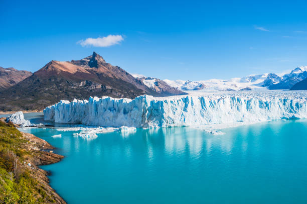 panorama van de gletsjer perito moreno in patagonië - argentinië stockfoto's en -beelden