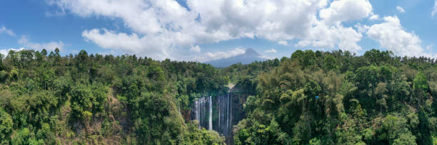 panoramiczny widok na wodospad tumpak sewu na jawie - semeru zdjęcia i obrazy z banku zdjęć