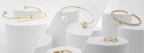 panoramische sieraden foto's collage. gouden armbanden collectie op witte platformen. - diamant ring display stockfoto's en -beelden