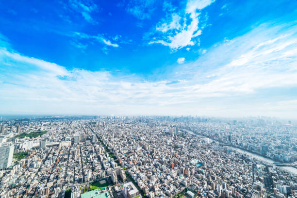 近代的な市街のパノラマ都市スカイライン空中鳥瞰図東京都太陽・青い空の下で - スカイツリー ストックフォトと画像