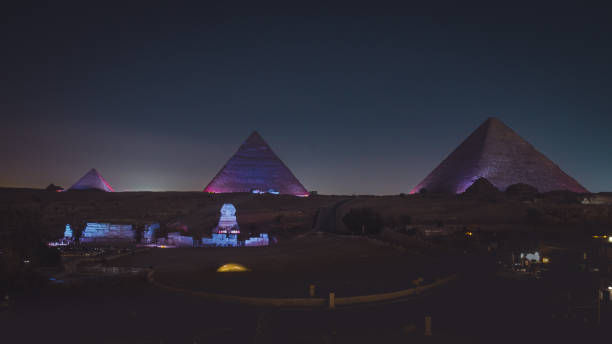 panoramica delle tre piramidi di giza (cheope, kefren e micerinos) e della grande sfinge di notte durante lo spettacolo di suoni e luci illuminati. il cairo, egitto - cuadrado foto e immagini stock