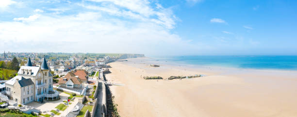 Panoramic on the beach of ARROMANCHES-LES-BAINS This photo was taken in France, in lower Normandy in Arromanches-les-Bains with a drone. It shows Gold Beach, made famous on the day of the Normandy landings, June 6, 1944. calvados stock pictures, royalty-free photos & images
