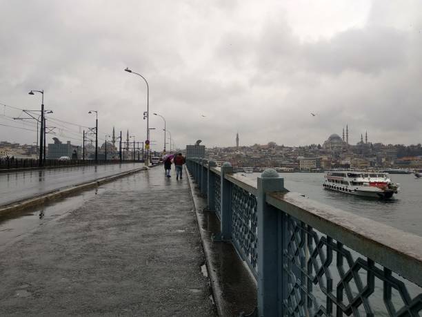 panoramisch uitzicht vanaf galatabrug in stad van istanboel, turkije - karaköy istanbul stockfoto's en -beelden