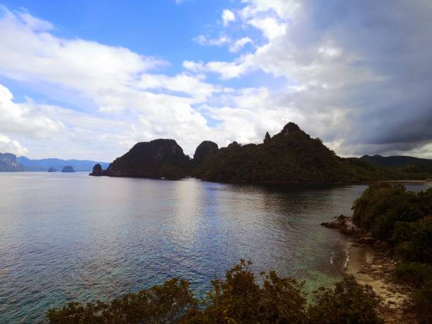 panoramiczny widok z wyspy snake, el nido, palawan - snake island zdjęcia i obrazy z banku zdjęć