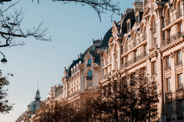 vue panoramique sur les détails architecturaux de façade à paris. - immeuble paris photos et images de collection