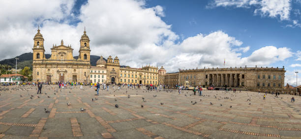 vista panorámica de la plaza de bolívar con la catedral y el capitolio nacional colombiano y el congreso - bogotá, colombia - plaza de bolívar bogotá fotografías e imágenes de stock