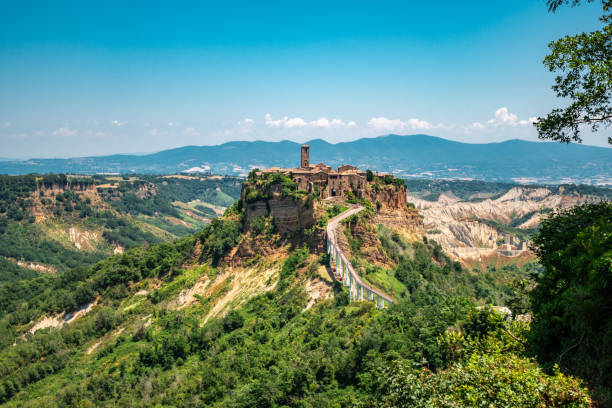 ünlü civita di bagnoregio'nun panoramik manzarası - lazio stok fotoğraflar ve resimler