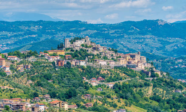 vista panoramica sul monte san giovanni campano, paese vicino frosinone, lazio, italia. - frosinone foto e immagini stock