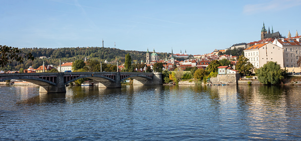 昼間チェコ共和国の壁紙でプラハとドナウ川のパノラマ ビュー カトリックのストックフォトや画像を多数ご用意 Istock
