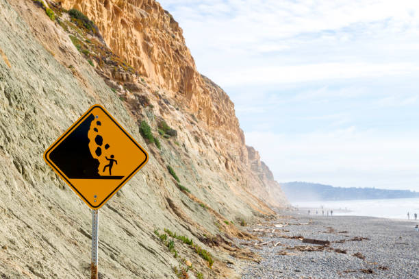 산 디에고 캘리포니아의 토리 파인 스 주립 공원에서 절벽 및 바위 덮인 해변의 탁 트인 전망을 제공 합니다. 침식 절벽에 대 한 경고 표시 - has san hawkins 뉴스 사진 이미지
