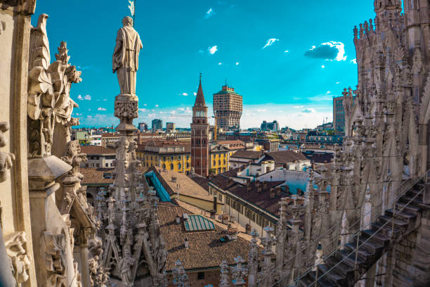 milano katedrali'nin teraslarından görülen şehrin siluetinin panoramik manzarası - milan stok fotoğraflar ve resimler