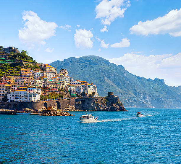 vista panoramica sul piccolo paese e sul mare. italia, amalfi. - amalfi foto e immagini stock