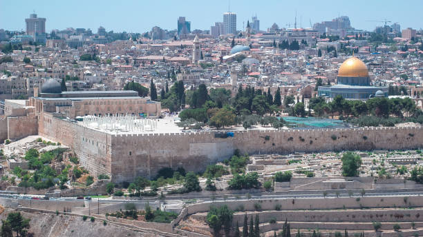 panoramablick auf jerusalem zeitraffer mit dem felsendom vom ölberg - al aqsa moschee stock-fotos und bilder