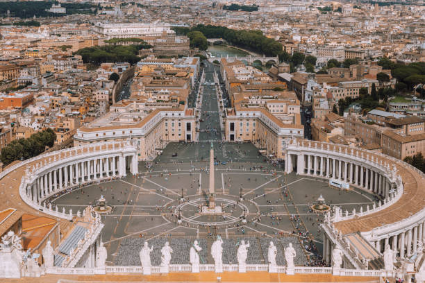 vista panoramica sulla piazza di san pietro e sulla città di roma - papa foto e immagini stock