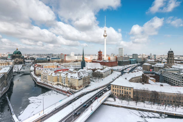 panoramisch uitzicht over besneeuwd berlijn stadsbeeld met kathedraal tv-toren en rivier in de winter - berlin snow stockfoto's en -beelden
