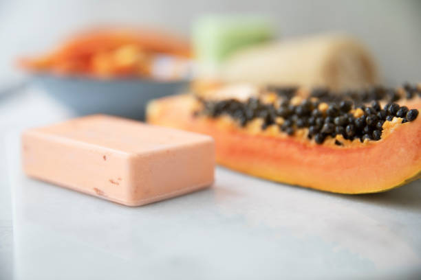 jabón de extracto de papaya - papaya soap fotografías e imágenes de stock