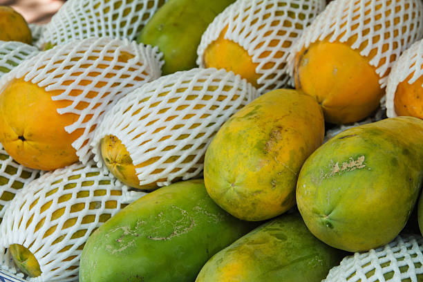 papaya en el mercado - papaya soap fotografías e imágenes de stock