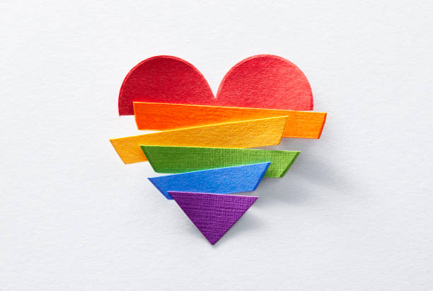 coeur de papier dans les couleurs d’arc-en-ciel - homophobie photos et images de collection