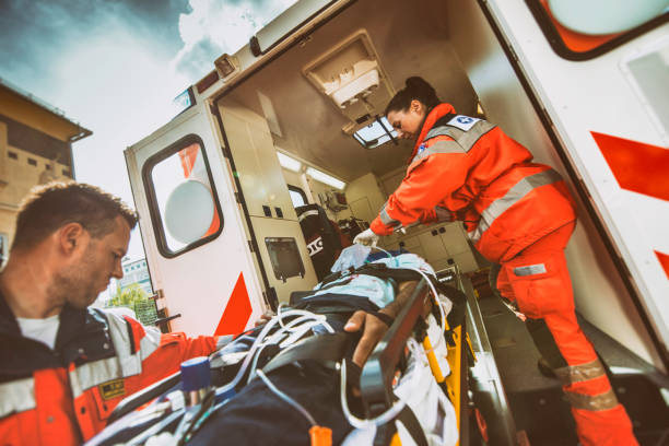 camilla empujando de equipo paramédico - ambulance fotografías e imágenes de stock