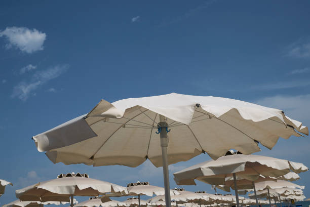 ombrellone sulla spiaggia di milano marittima - milano marittima foto e immagini stock