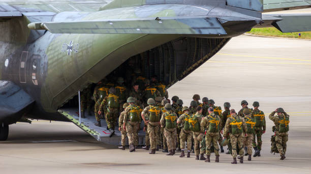 avión militar de paracaidistas - peloton fotografías e imágenes de stock