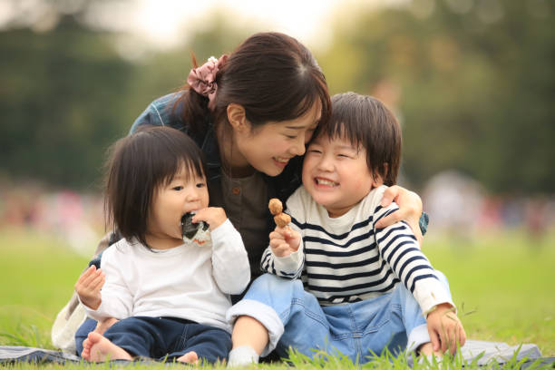 親子食べる - ピクニック ストックフォトと画像