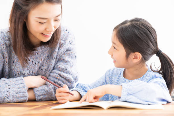 勉強する親と娘 - 児童 ストックフォトと画像