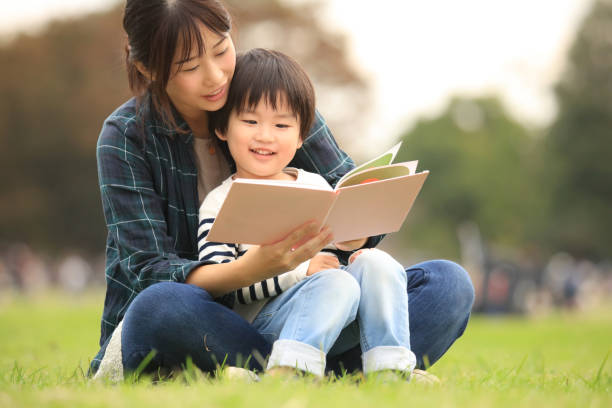本を読む親子 - 親子 ストックフォトと画像