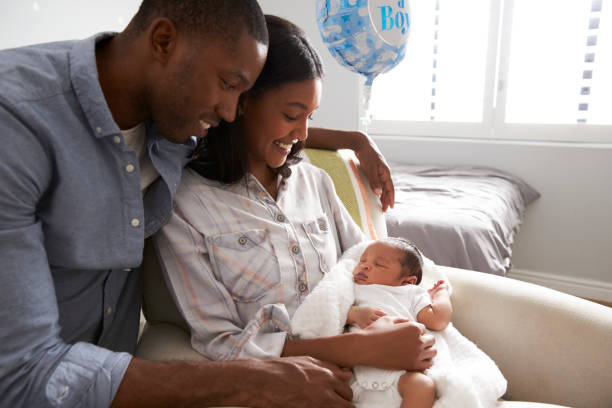 ouders thuis van het ziekenhuis met pasgeboren baby in kinderdagverblijf - newborn stockfoto's en -beelden