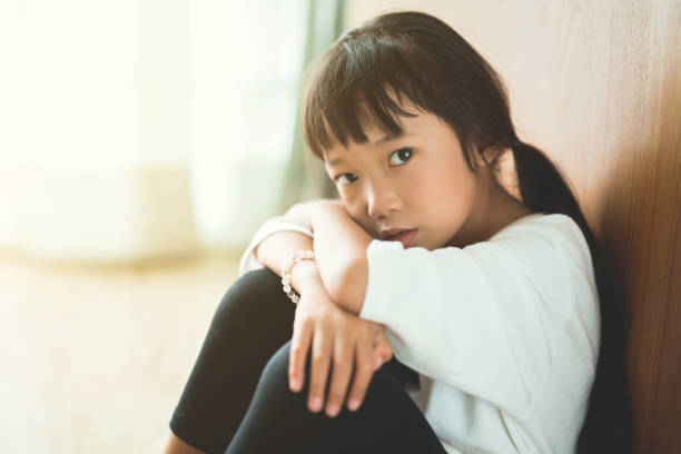 Parents left the girl To stay home alone she is very poor Parents left the girl To stay home alone she is very poor asian girls feet stock pictures, royalty-free photos & images