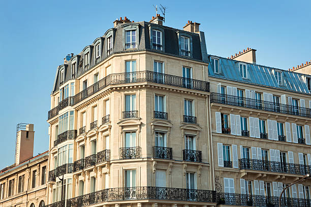 appartements-ville de paris - immeuble paris photos et images de collection