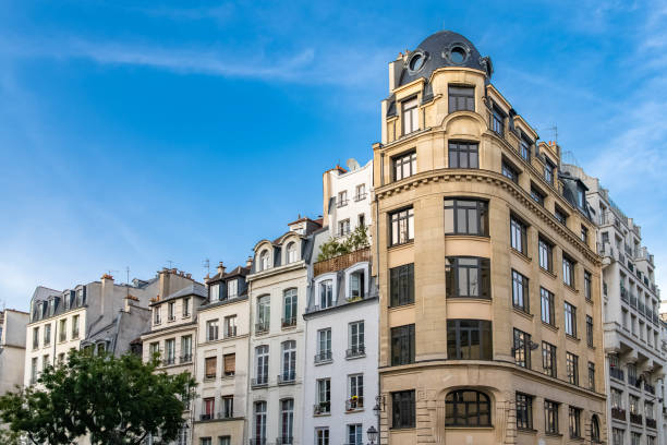 paris, bâtiments typiques du marais - immeuble paris photos et images de collection