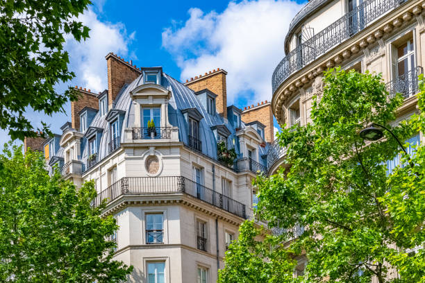 paris, façade typiquement parisienne - immeuble paris photos et images de collection