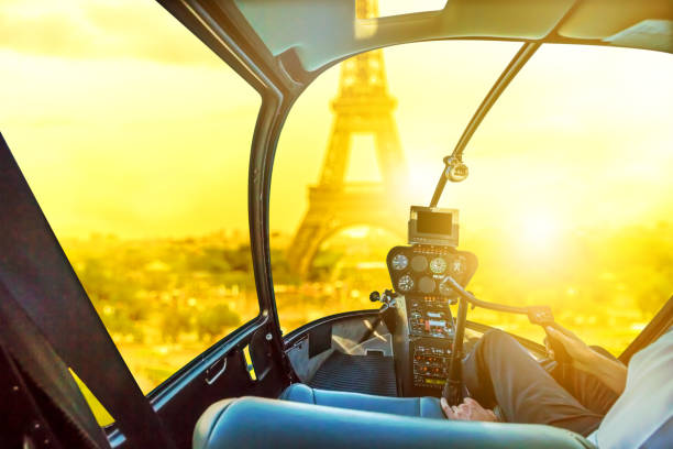 vol en hélicoptère parisienne - eiffel helicopter photos et images de collection