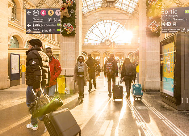 passagers à pied à la gare du nord de la station de métro à paris. - sncf photos et images de collection