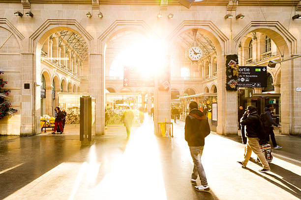 passagers à pied à la gare du nord de la station de métro à paris. - sncf photos et images de collection