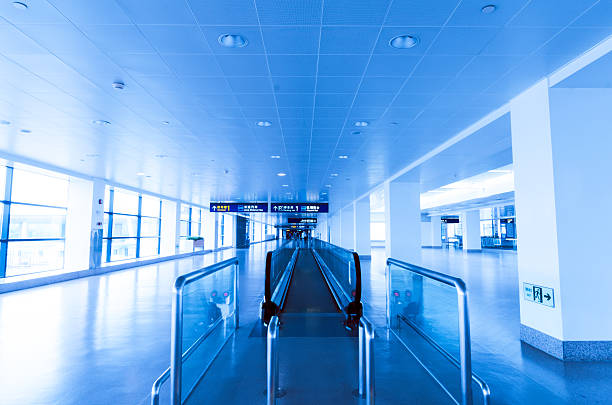 pasajeros en el interior del aeropuerto - jif fotografías e imágenes de stock