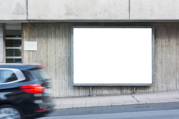 지나가는 차 빈 거리 보도 빌보드 메탈 프레임 시티 도시 사면 copyspace 절연 - billboard mockup 뉴스 사진 이미지